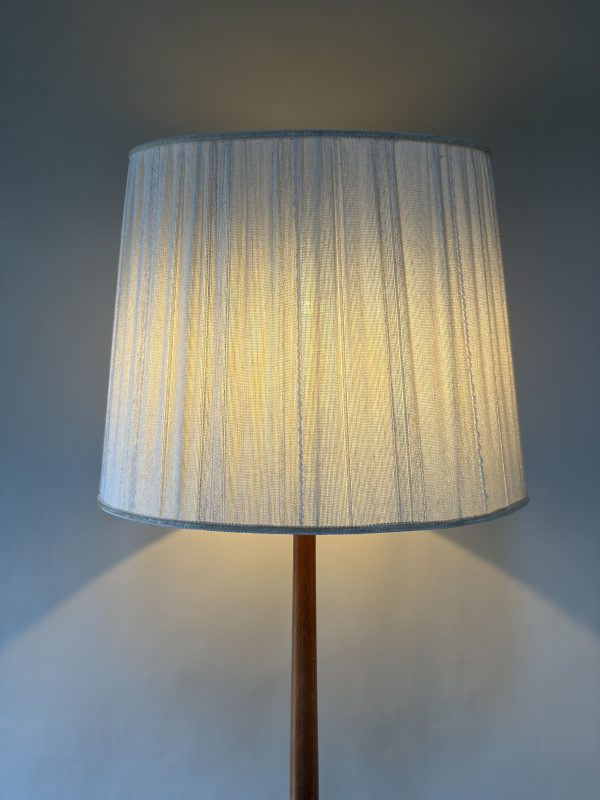 Houten vloerlamp met stoffen kap