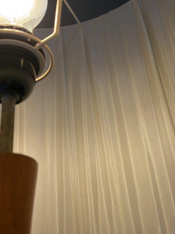 Houten vloerlamp met stoffen kap