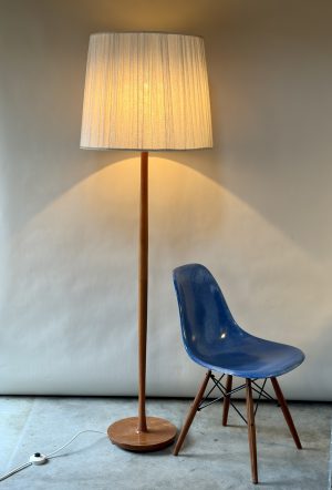 Houten vloerlamp met stoffen kap
