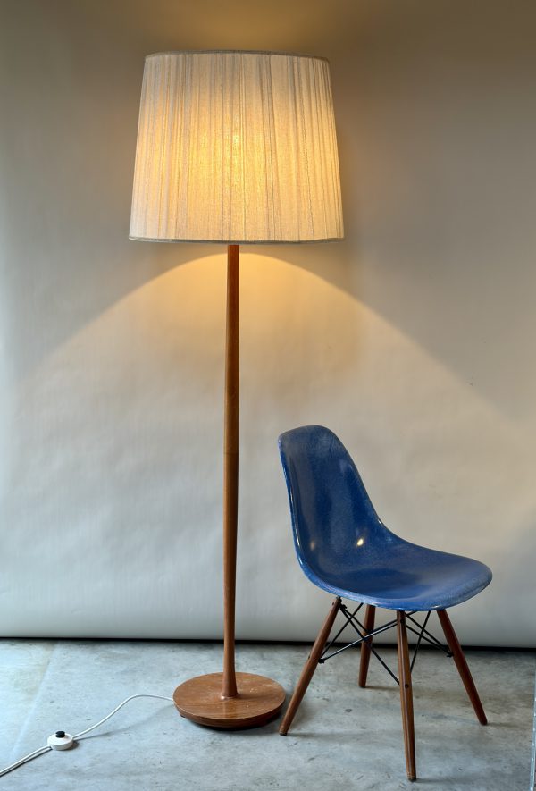 Houten vloerlamp met stoffen kap