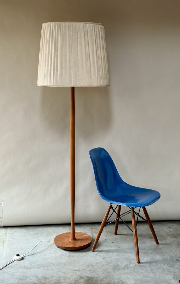 Houten vloerlamp met stoffen kap